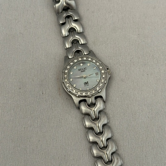 Relic ladíes watch in silver tone with pearl face and rhinestone bezel - Picture 2 of 5